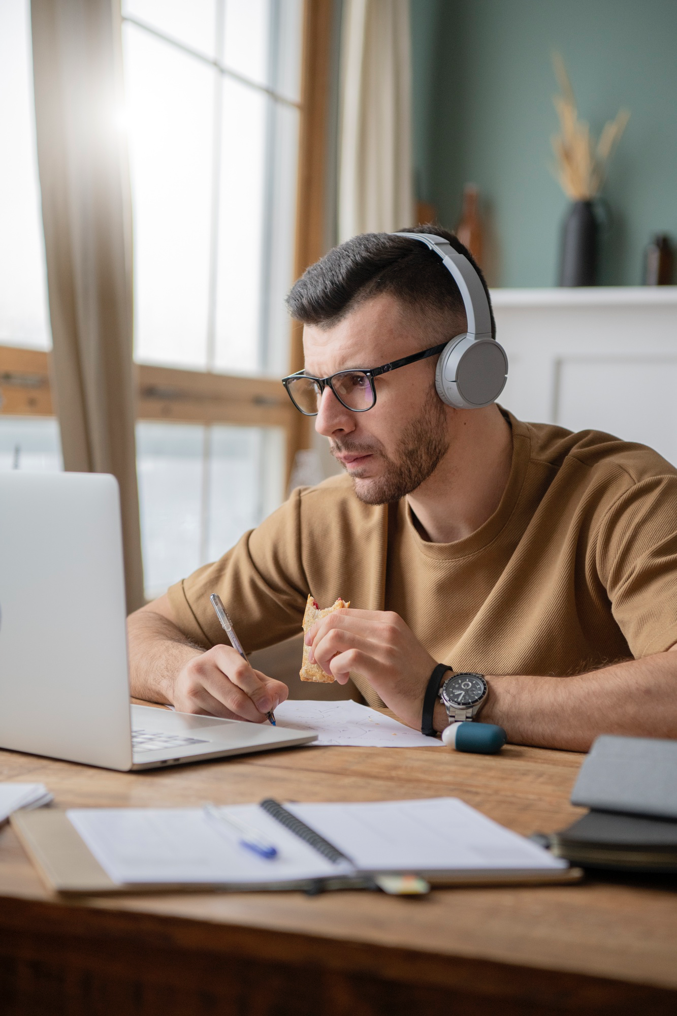 Man die Nederlands leert met hoofdtelefoon
