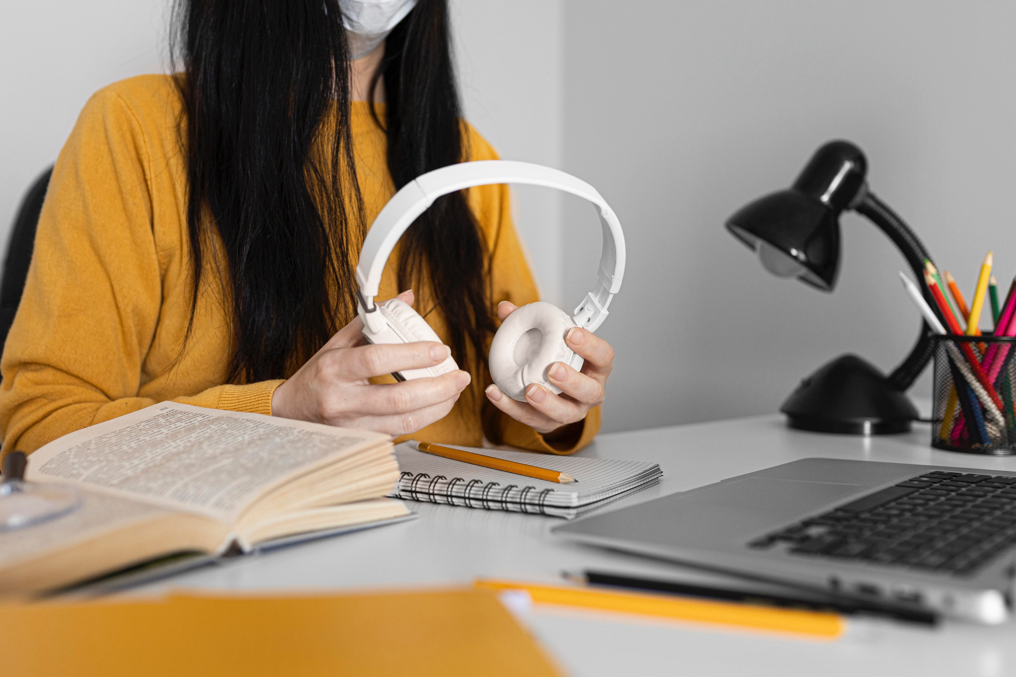 Vrouw die Nederlands leert met hoofdtelefoon